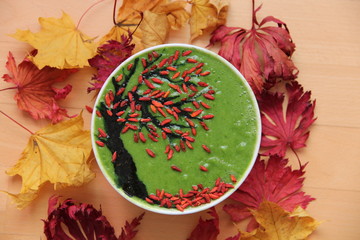 Herbstlicher grüner Smoothie