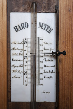 Altes Quecksilberbarometer mit Anzeige in deutscher und franz&ouml;sischer Sprache, Luzern, Schweiz