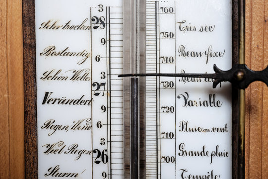 Altes Quecksilberbarometer mit Anzeige in deutscher und französischer  Sprache (Detail), Luzern, Schweiz Stock Photo | Adobe Stock