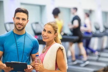 Fototapete Trainer and client discussing her progress © WavebreakMediaMicro