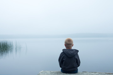 child in foggy day