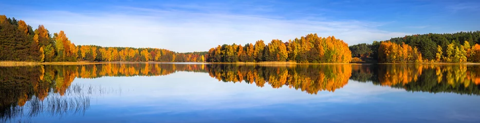 Fotobehang Herfst Panorama van herfstmeer in Polen
