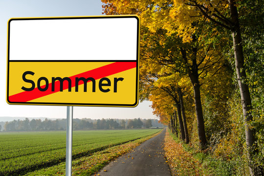Herbst 30 / herbstliche Stra&szlig;e mit Schild "Sommer (durchgestric