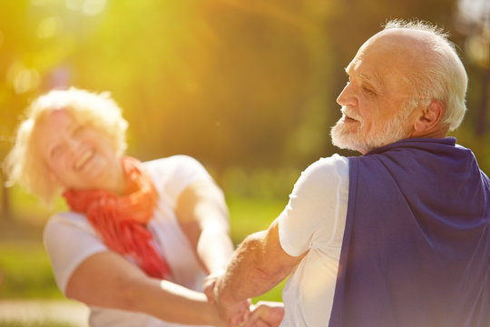Senioren tanzen im Sommer in der Natur