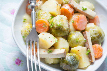 Kartoffeln,  Möhren,  Rosenkohl  und Räuchertofu  gebraten,  vegan 
