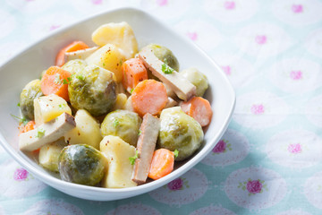 Kartoffeln,  Möhren,  Rosenkohl  und Räuchertofu  gebraten,  vegan 