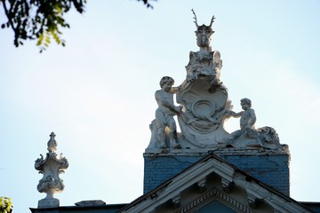 Obraz premium Sculptures on Vilnius town house facade in Pylimo street