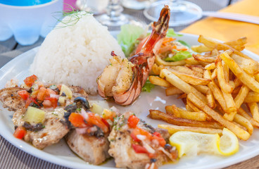 grillades de la mer, riz blanc et frites 