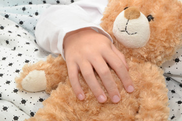Kind schläft mit lieblings plusch Teddybär