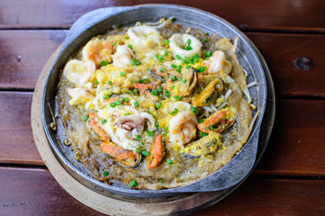 Crisp fried oyster pancake in hot plate