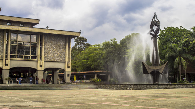 Universidad de Antioquia, fuente de la Universidad, Hombre Creador de Energ&iacute;a