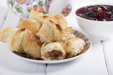 Bagels puff pastry with sugar plums.
