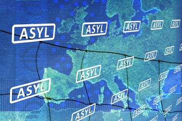 Obraz premium Asyl in Europa - Über die Karte Europas verlaufen Schriftbänder mit dem Wort ASYL. 