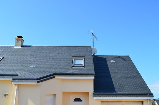 Toiture en ardoises avec fen&ecirc;tre de toit 