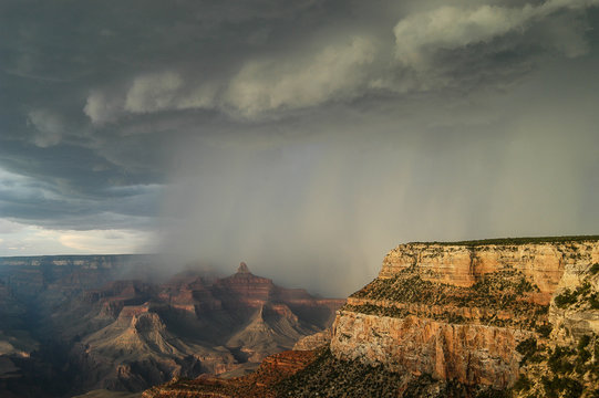 Tempesta sul Grand Canyon