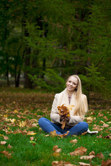 Obraz premium Young happy blonde woman in autumn park