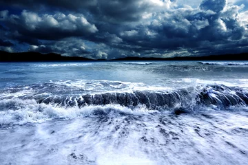 Papier Peint photo Lavable Orage Paysage marin orageux. Océan et tempête. Vagues et ciel nuageux sombre