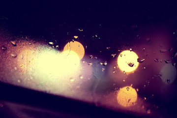 Fondo de luces de ciudad y ventana.Noche lluviosa