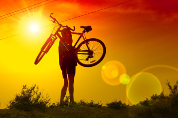Deportes. Bicicleta de montaña y hombre. Estilo de vida deporte extremo exterior.Entretenimiento y ocio saludable