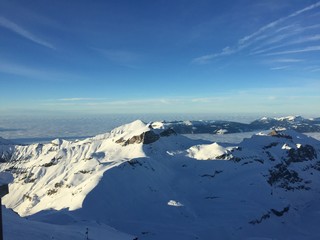 Ausblick vom Berg PIZ Gloria in der Schweiz. Über den Wolken.