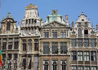 Fototapeta na wymiar Bruxelles, bas-reliefs et statues baroques des façades de la Grand-Place, Bruxelles