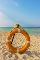 Rettungsring am Strand, bei Abendsonne