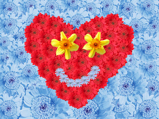 Rotes Gerberaherz mit Gesicht auf blauem Blüten-Hintergrund