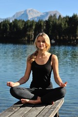 Fototapeta na wymiar Junge Frau macht Yoga am Hintersee