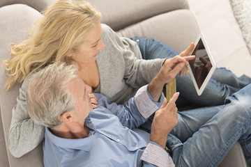 Obraz premium a middle-aged couple buys on-line