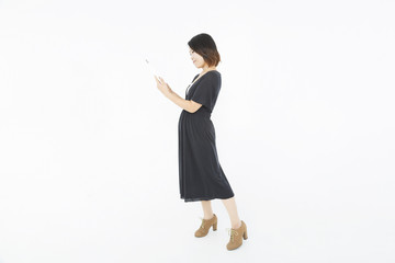 若い女性　タブレット　操作　全身