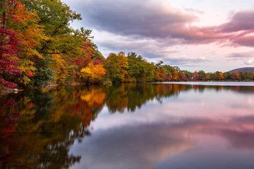 Stof per meter Herfstgebladerte weerspiegelt in Hessian Lake bij zonsondergang, in de buurt van Bear Mountain, NY © mandritoiu