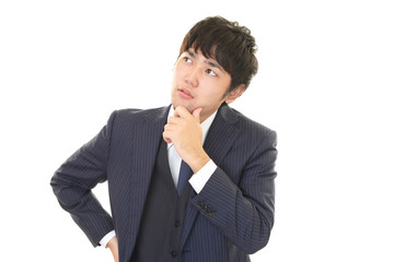 考え事をする男性