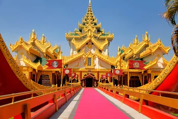 Rolgordijnen Karaweik palace in Yangon, Myanmar © ivanmateev