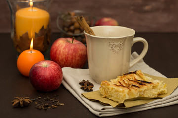 Torta di mele, tè, mele e spezie