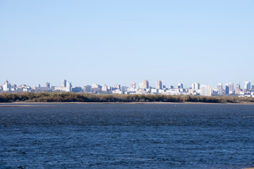 Naklejka premium Вид города Хабаровска на берегу реки амур