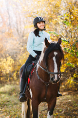 Obraz premium Happy woman on horseback 