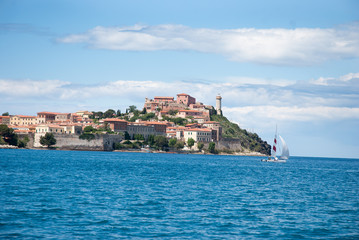 Fototapeta na wymiar Blick auf Portoferraio auf Elba mit Katamaran im Vordergrund / View on Portoferraio (Elba) with a catamarane in the foreground