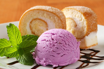 Swiss roll with ice cream