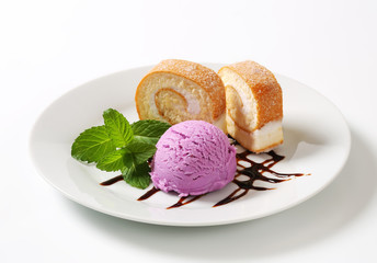 Swiss roll with ice cream