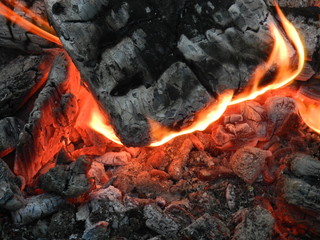 Костер с красным пламенем и черными углями