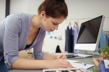 designerin im büro fertigt eine skizze an