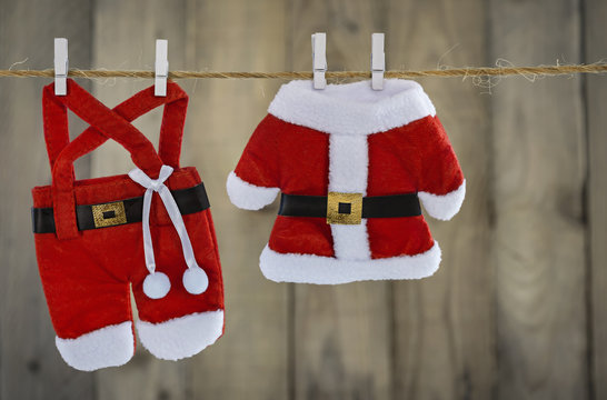 Kostüm vom Nikolaus auf einer Wäscheleine