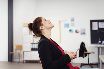 frau freut sich über eine gute nachricht