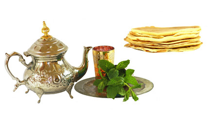 thé à la menthe avec des crèpes © Monique Pouzet