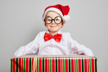 Kind zu Weihnachten mit Geschenk