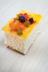 Raisin and fruits topping on cake