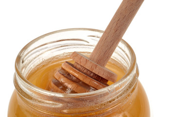 Cuillère à miel dans un pot de miel