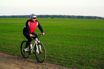 Obraz premium Mountain Bike cyclist riding outdoor