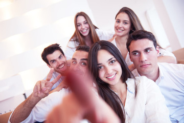 Obraz premium group of friends taking selfie