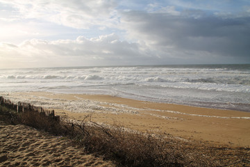 Cielo oscuro en playa de francia